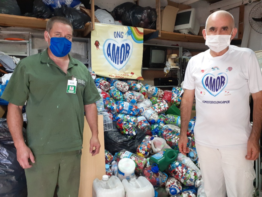 Coleurb faz entrega de 170 mil tampinhas em ação para a ONG Amor