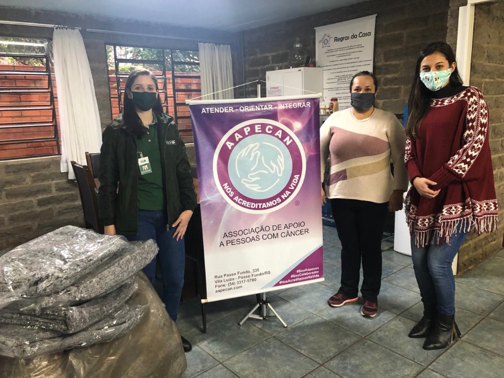 Coleurb e Loja Puket doam 180 cobertores para cinco instituições  no Projeto Meias do Bem 